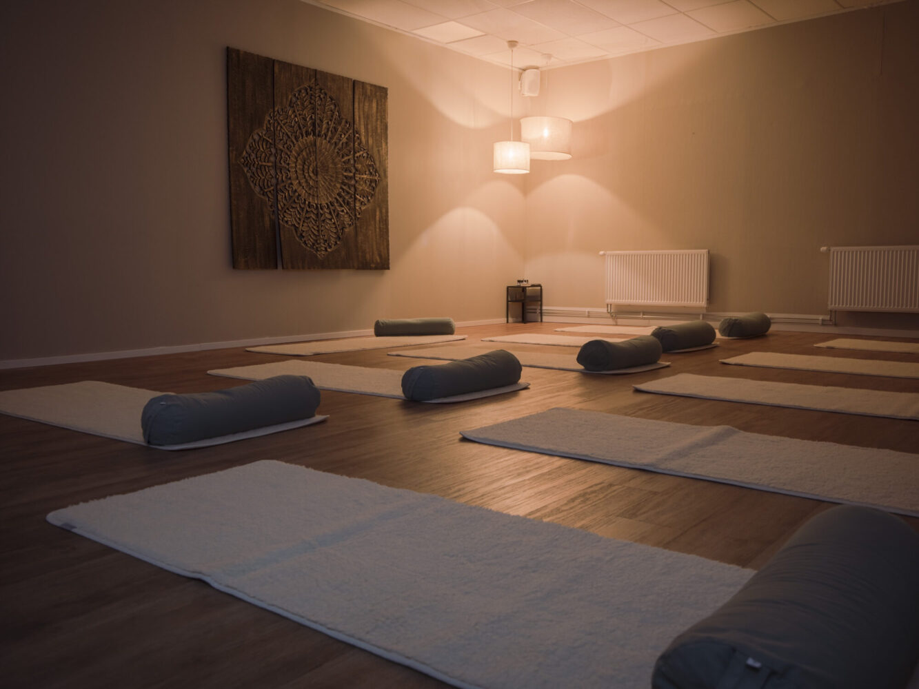 I den mysiga studion erbjuds avslappnande och stärkande yoga