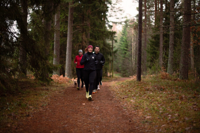 lopning-lopargrupp-health-power-mjolby-5 Löpargruppen hos Health Power i Mjölby på ett löppass i skogen.