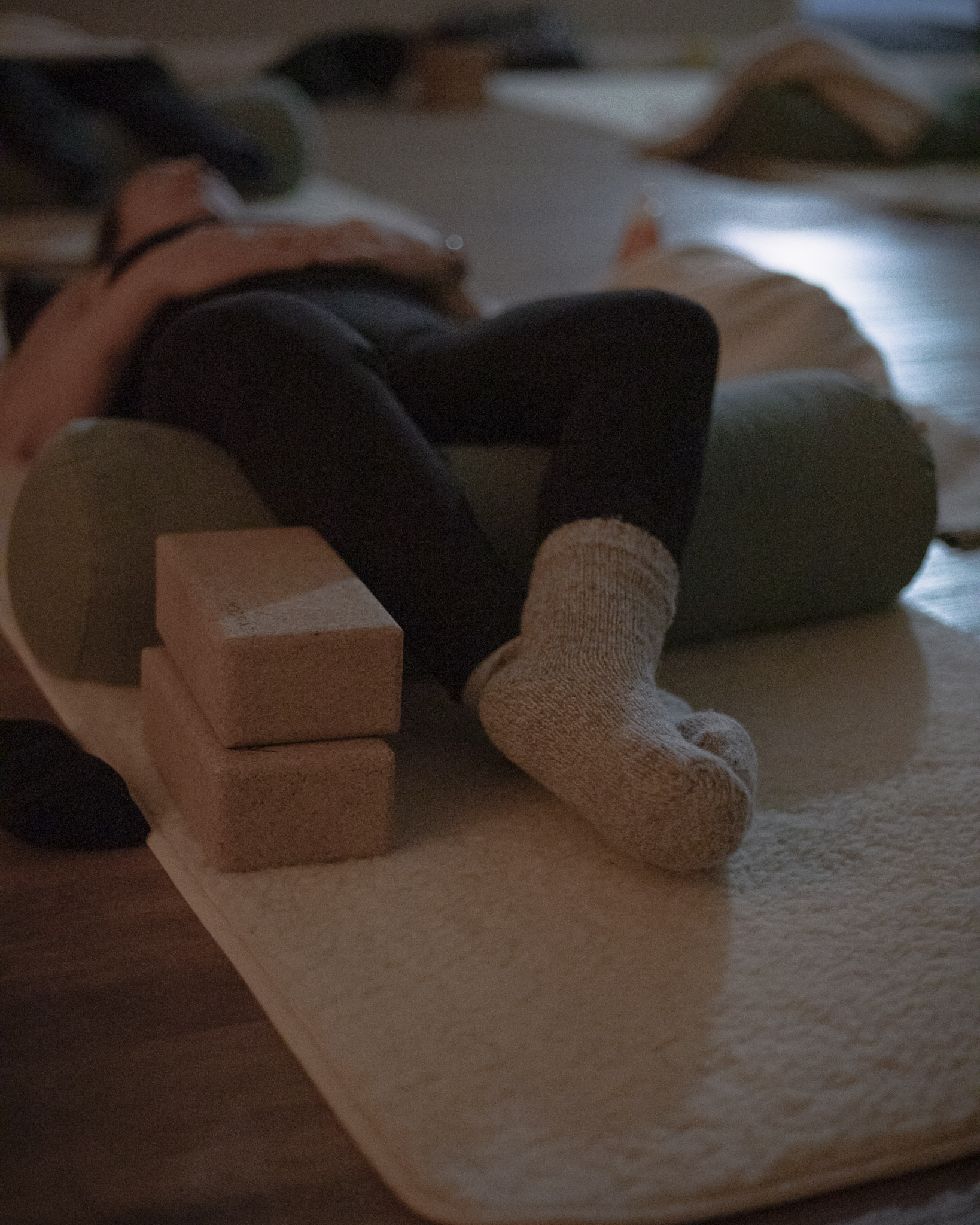 workshop-halsa-stress-mjolby-health-power Mindfulness och andningsövningar på yogamattan under en workshop på temat stress hos Health Power i Mjölby.